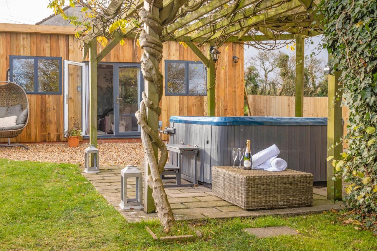 Wisteria View With Hottub & Cabin Sleeps 20 Чипенхэм Экстерьер фото